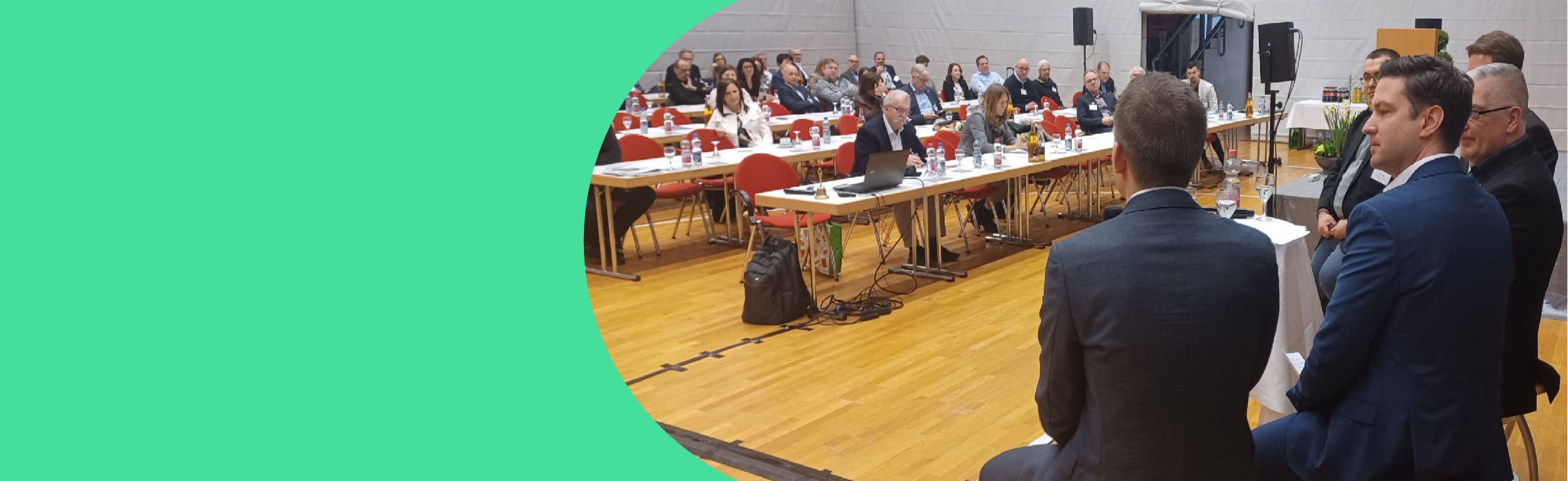 Publikum sitzt während einer femak-Veranstaltung in einem großen Veranstaltungsraum
