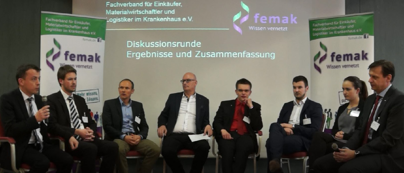 Teilnehmer der Schlussrunde diskutieren auf der Bühne und fassen die Ergebnisse der Bundesfachtagung zusammen.